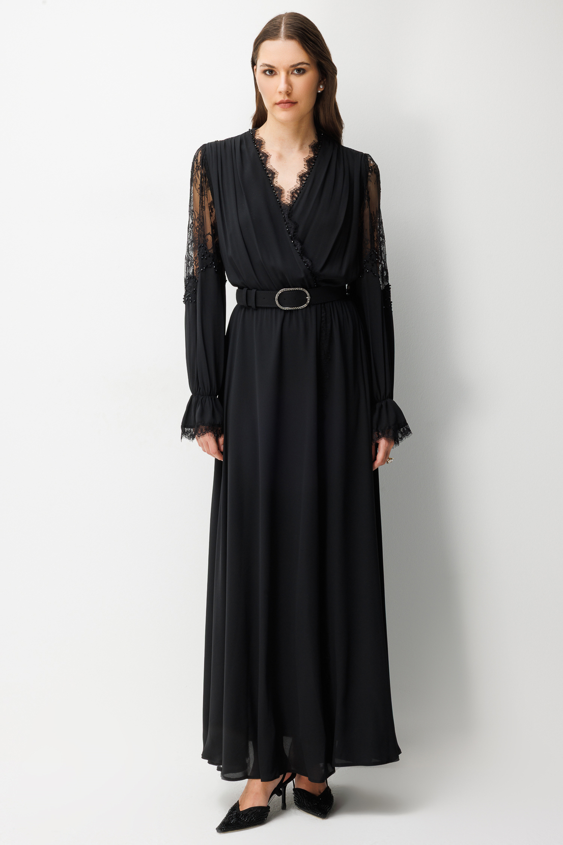 Dantel Kollu ve V Yaka Kemerli Maxi Elbise SİYAH