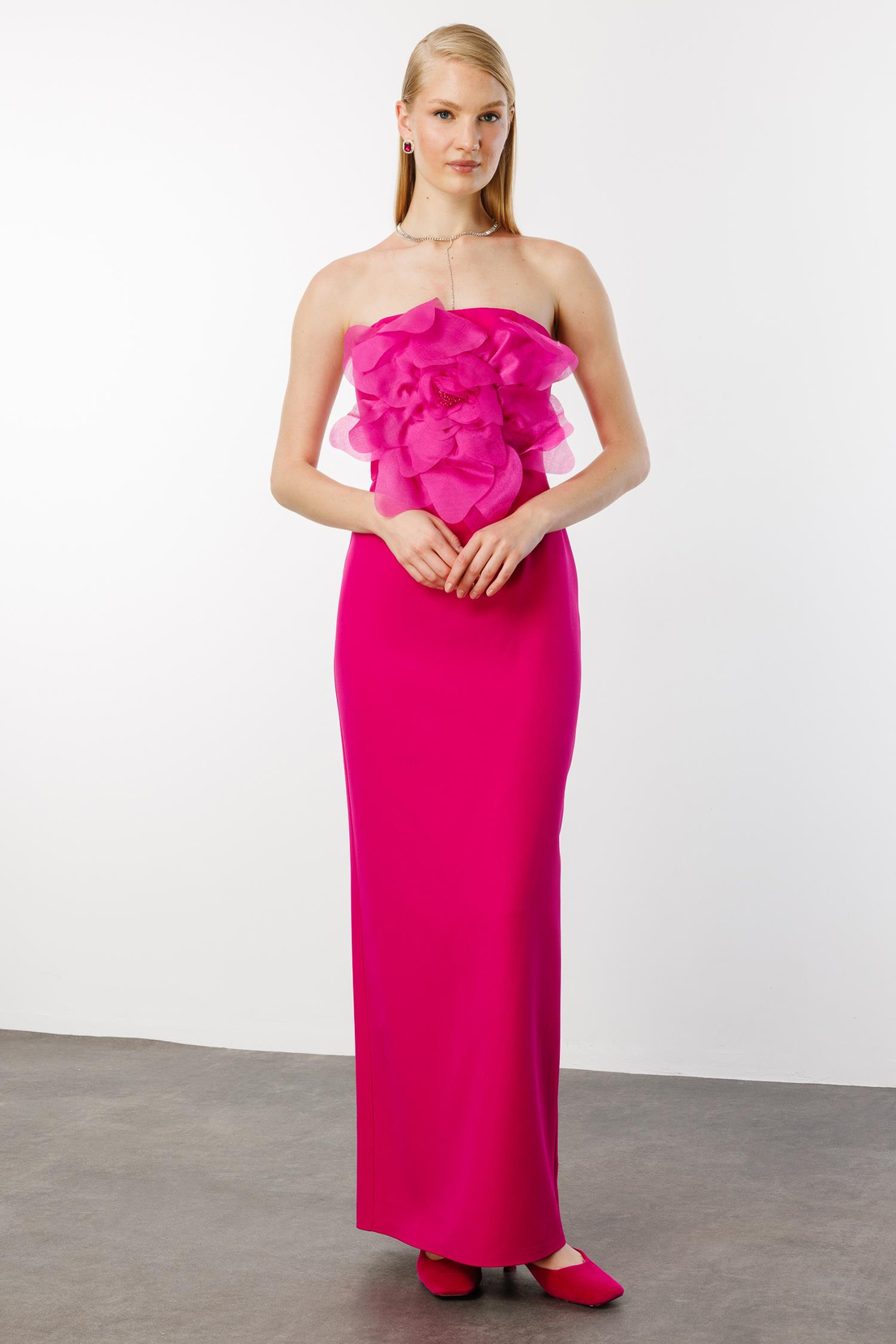 Göğsünde Büyük Organze Çiçekli Straplez Uzun Elbise FUŞYA