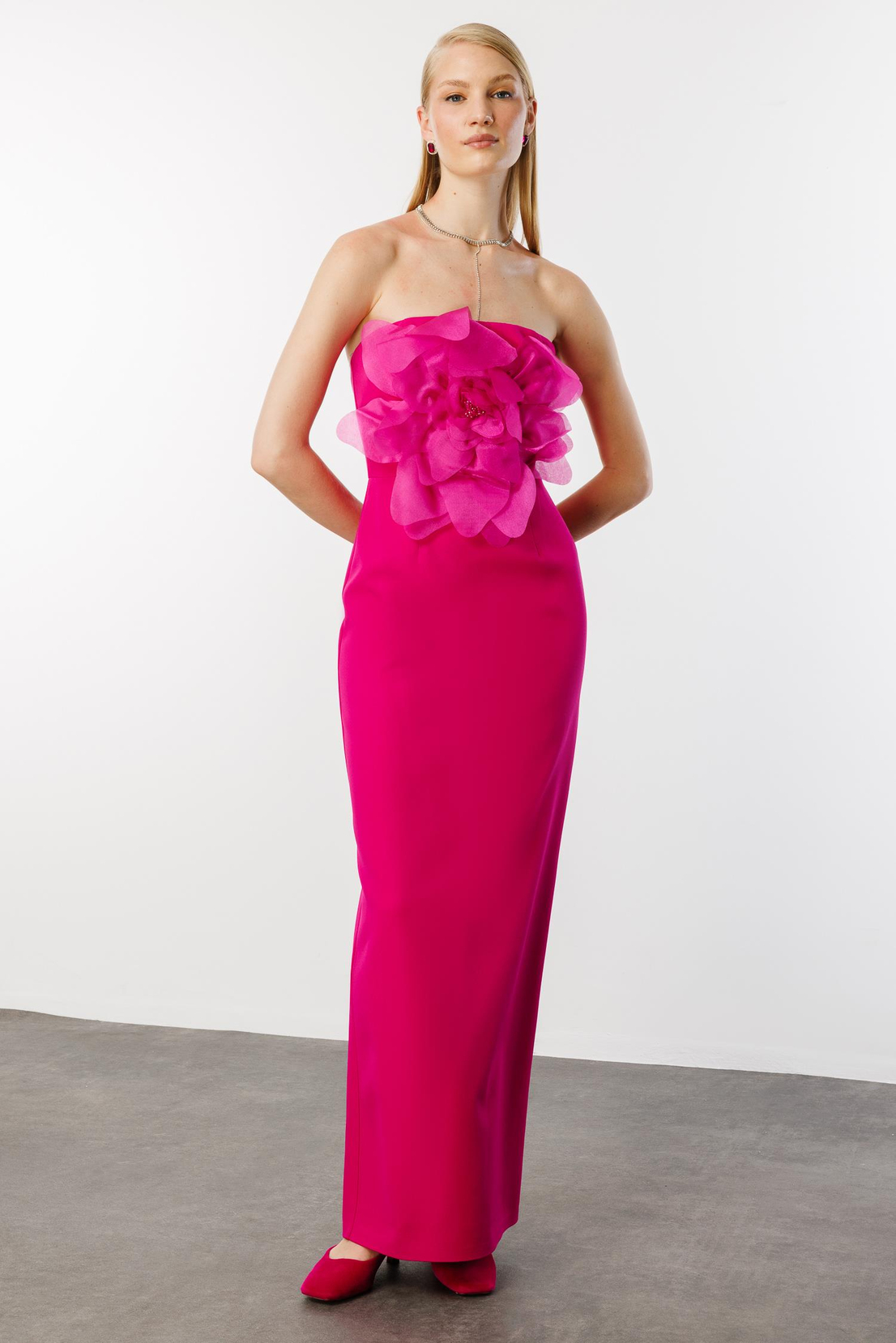 Göğsünde Büyük Organze Çiçekli Straplez Uzun Elbise FUŞYA