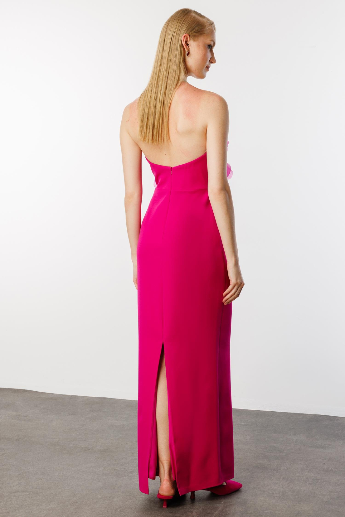 Göğsünde Büyük Organze Çiçekli Straplez Uzun Elbise FUŞYA