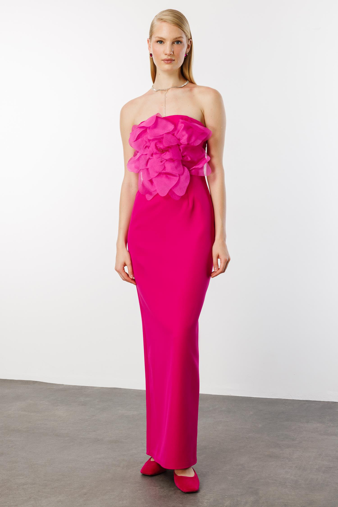Göğsünde Büyük Organze Çiçekli Straplez Uzun Elbise FUŞYA