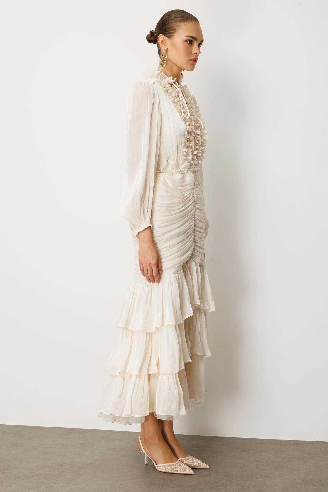 İnci Kemer Detaylı Volan Yaka Kat Etek Jakar Elbise EKRU