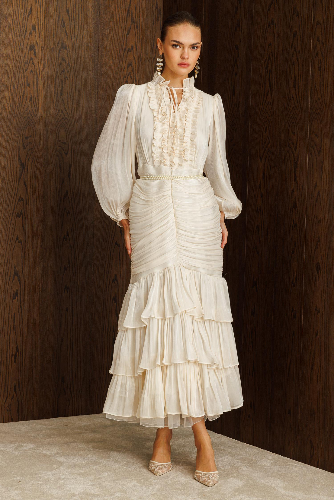 İnci Kemer Detaylı Volan Yaka Kat Etek Jakar Elbise EKRU