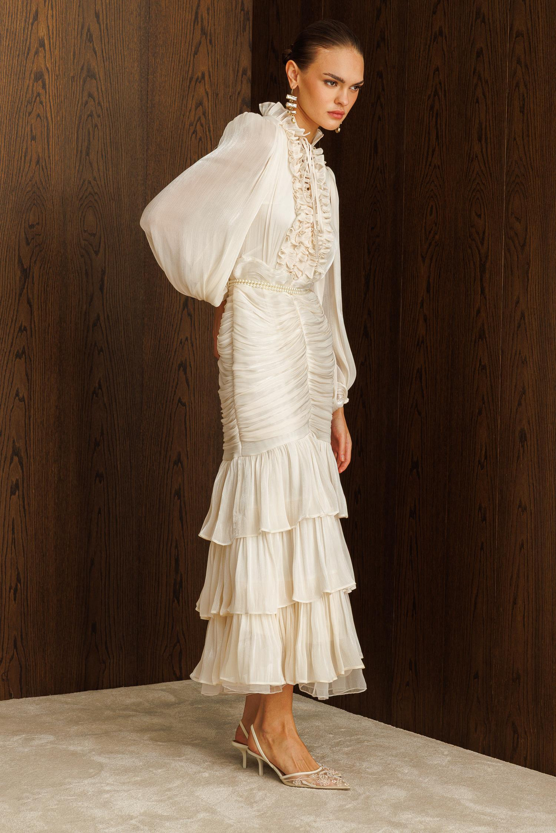 İnci Kemer Detaylı Volan Yaka Kat Etek Jakar Elbise EKRU