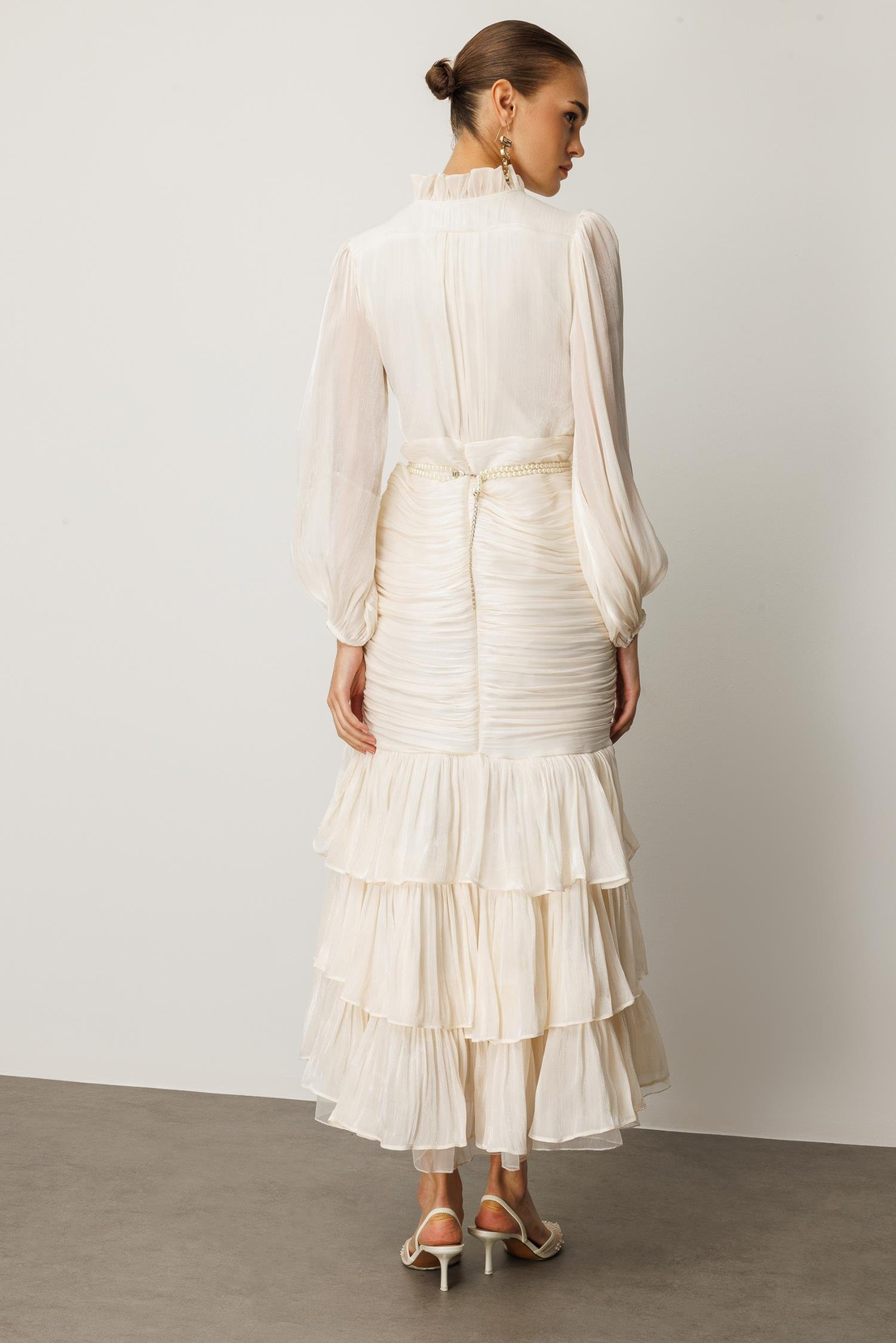 İnci Kemer Detaylı Volan Yaka Kat Etek Jakar Elbise EKRU