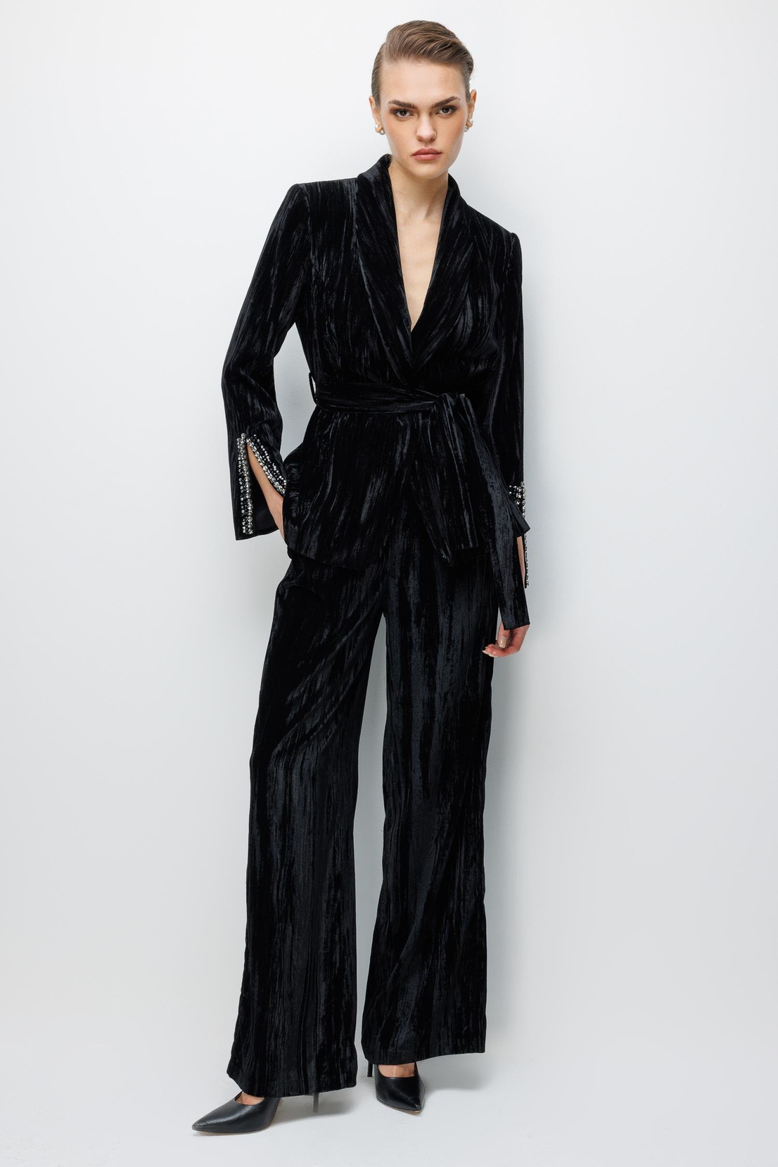 İşleme Detaylı Kadife Ceket SİYAH