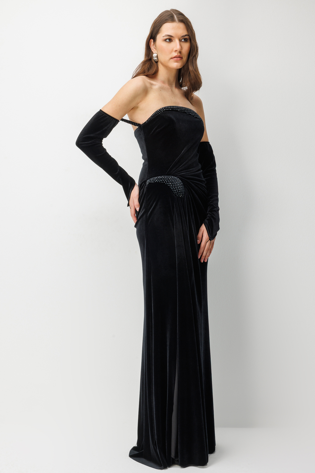 Kadife Taş İşlemeli Yırtmaçlı Gece Elbisesi SİYAH