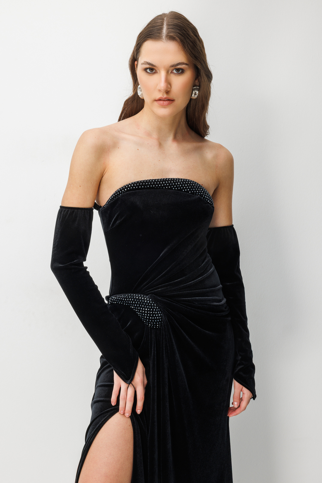 Kadife Taş İşlemeli Yırtmaçlı Gece Elbisesi SİYAH