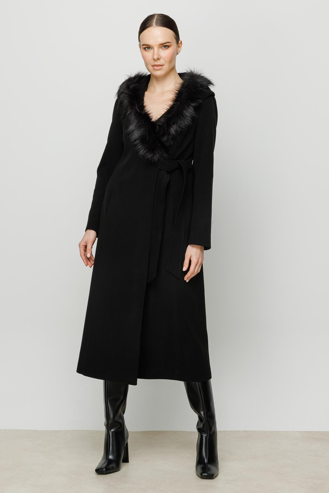 Kapişonlu Siyah Kaşe Kaban