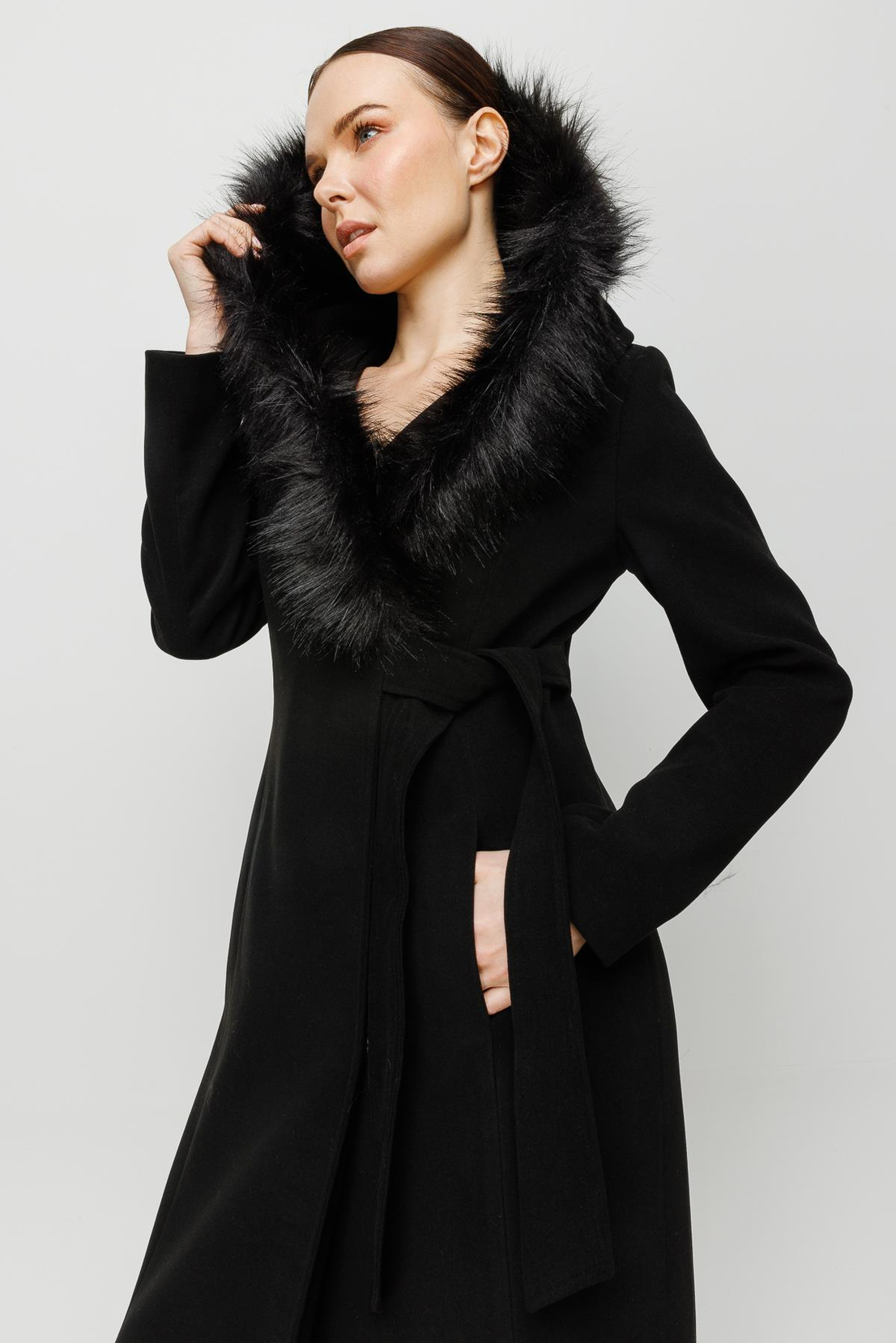 Kapişonlu Siyah Kaşe Kaban