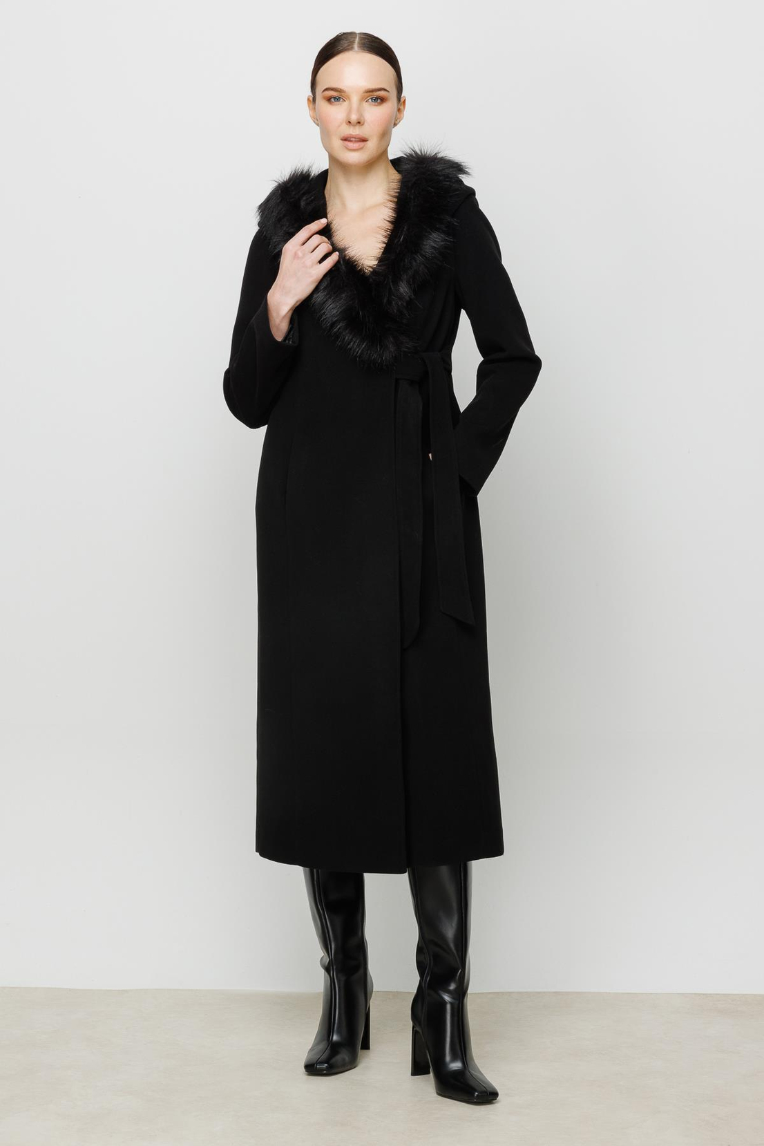 Kapişonlu Siyah Kaşe Kaban