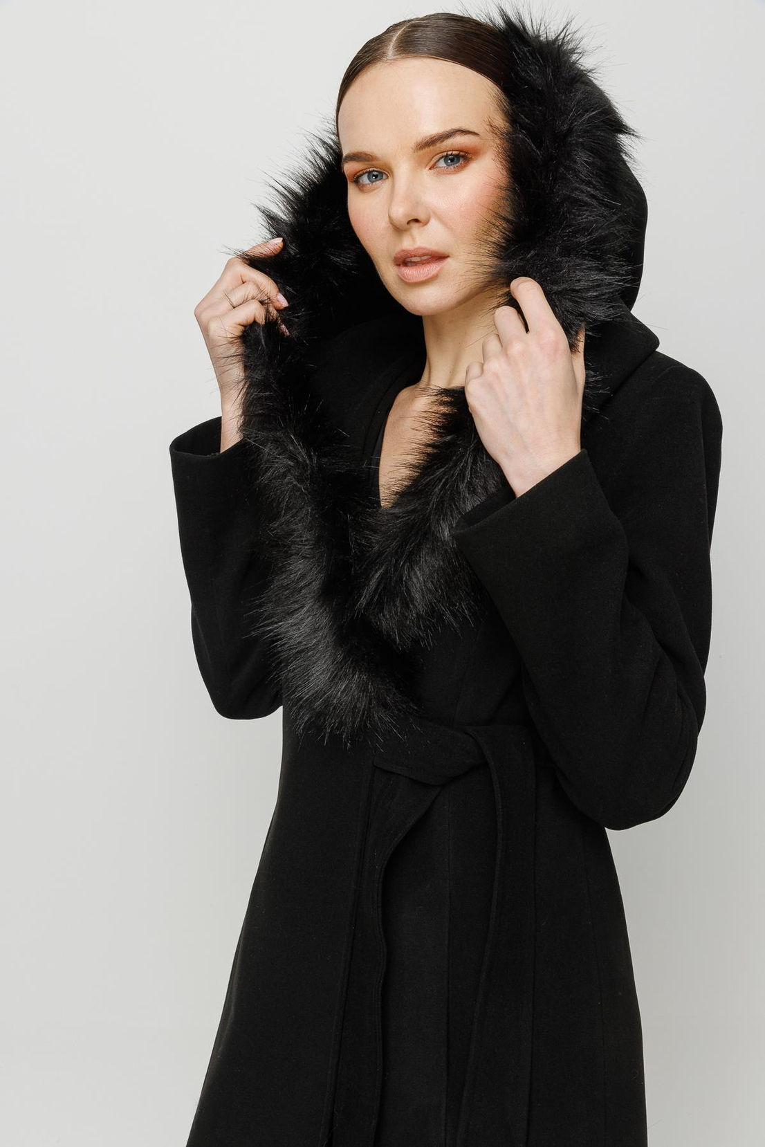 Kapişonlu Siyah Kaşe Kaban