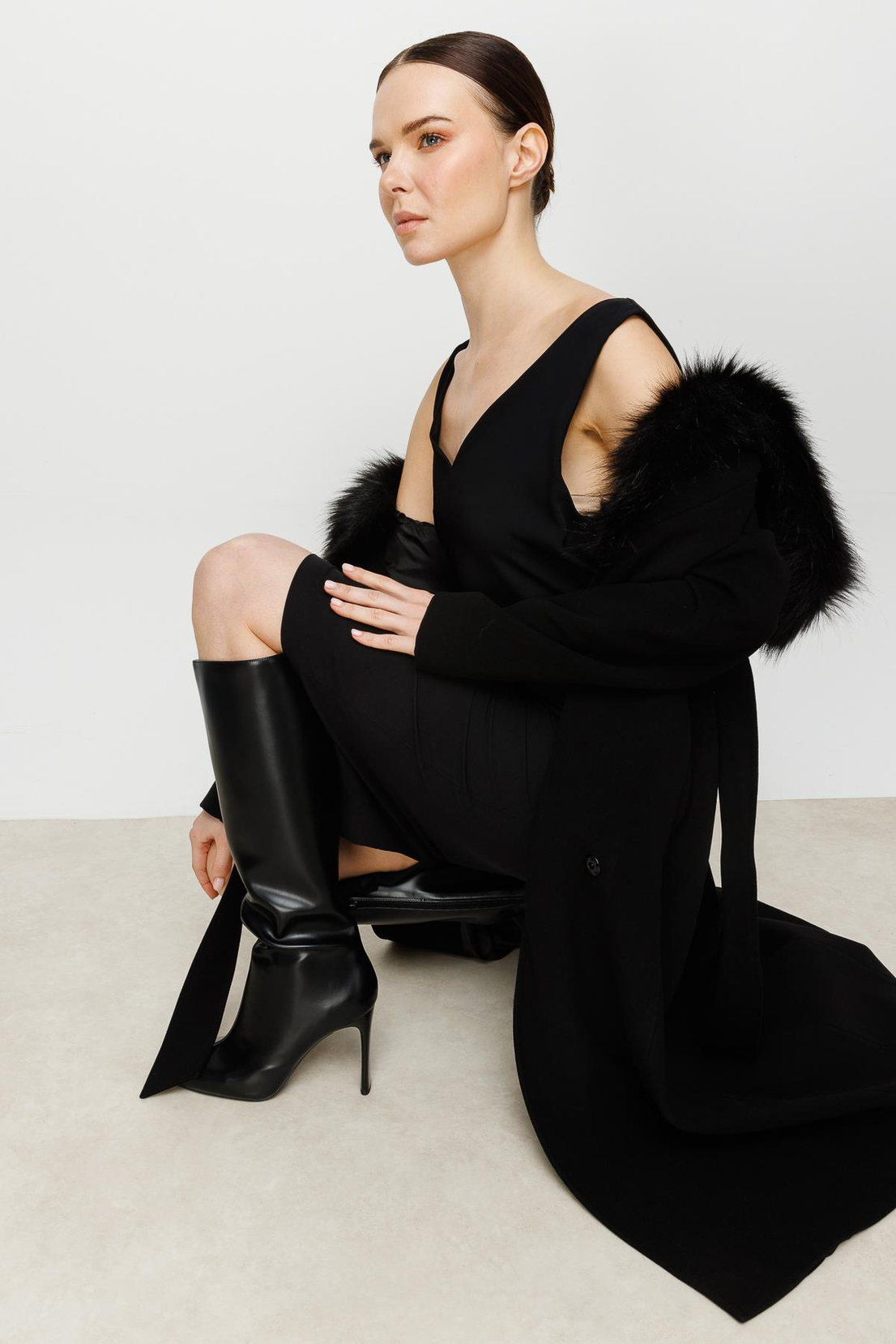 Kapişonlu Siyah Kaşe Kaban