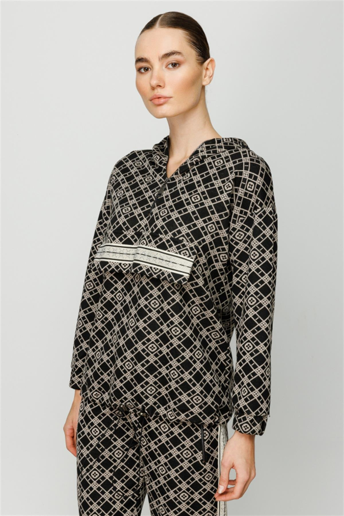 Kapüşonlu Desenli Eşofman Üstü