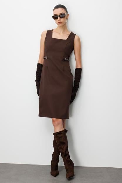 Kare Yaka Bel Aksesuarlı Jile Elbise KAHVE