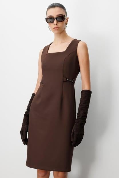 Kare Yaka Bel Aksesuarlı Jile Elbise KAHVE