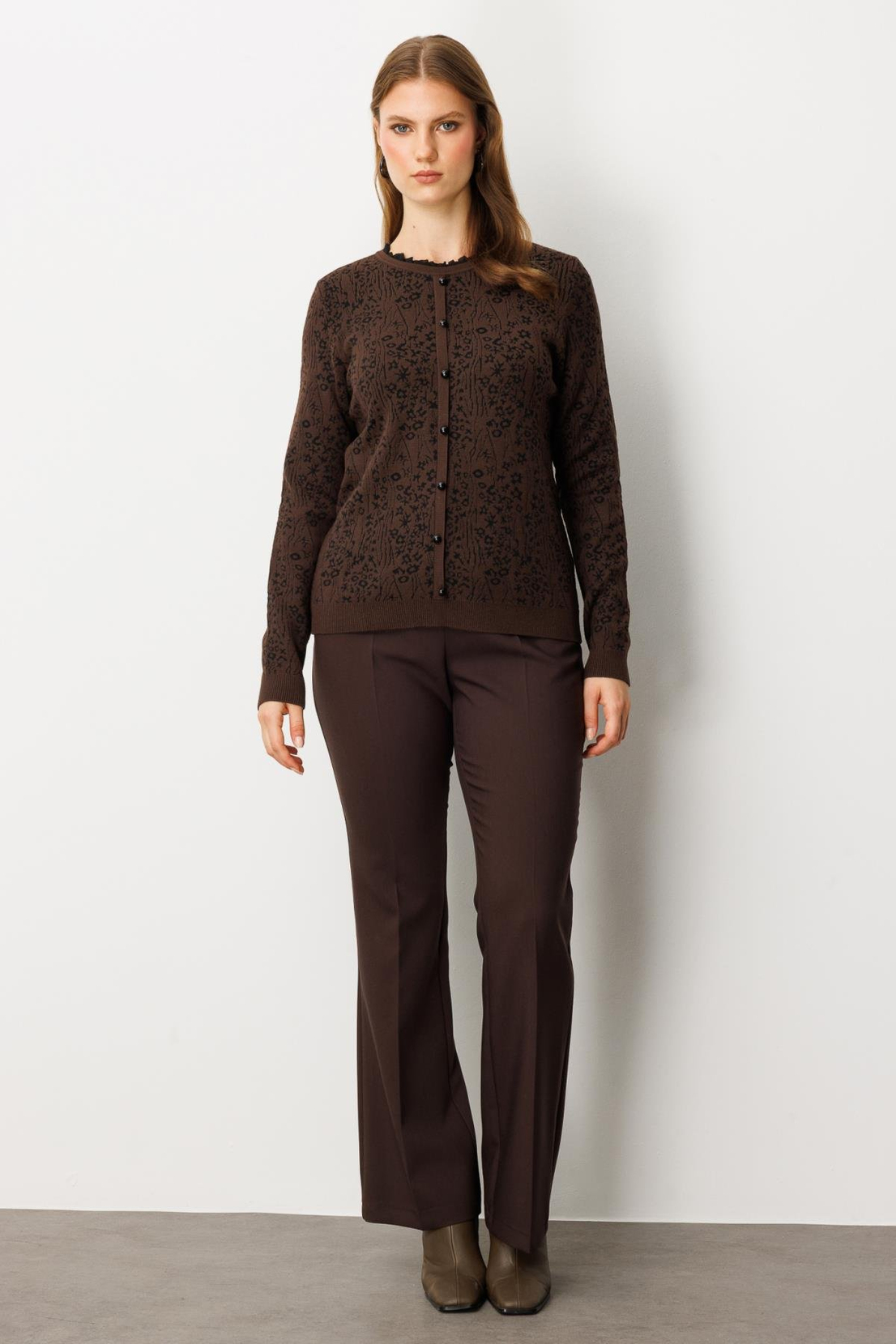 Kendinden Desenli Önü Düğmeli Kazak KAHVE