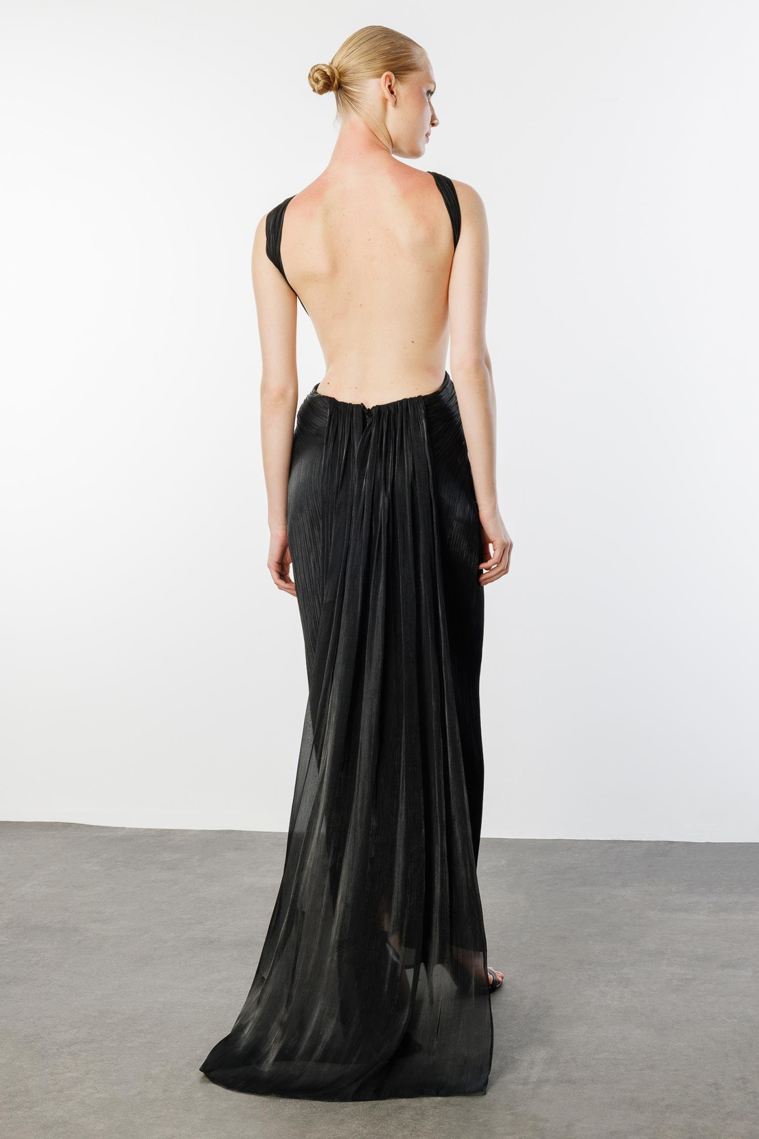 Komple Boydan Piliseli Sırtı Açık Uzun Elbise SİYAH