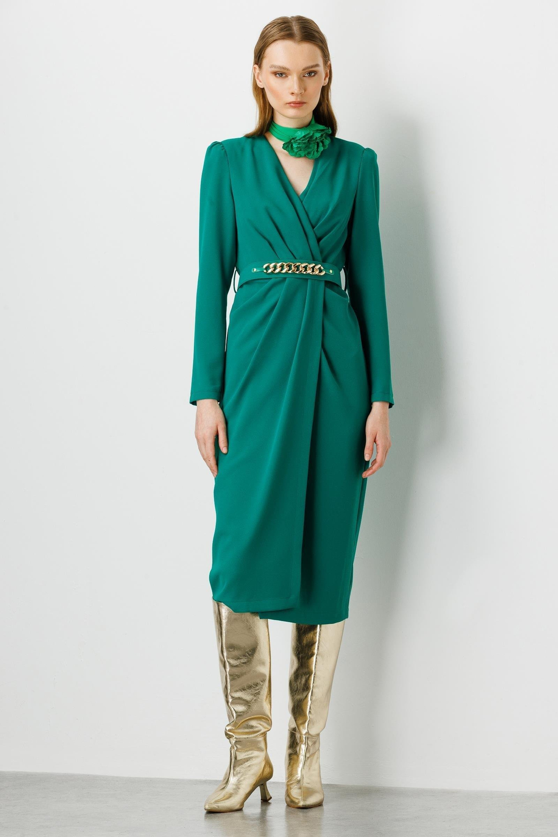 KRUVAZE KEMERLİ MİDİ BOY ELBİSE ZÜMRÜT