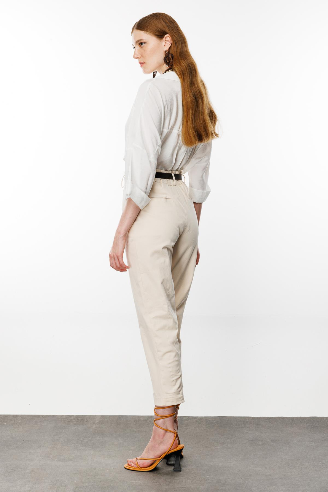 Nefeli Kemer Detay Havuç Kesim Ekru Pantolon 