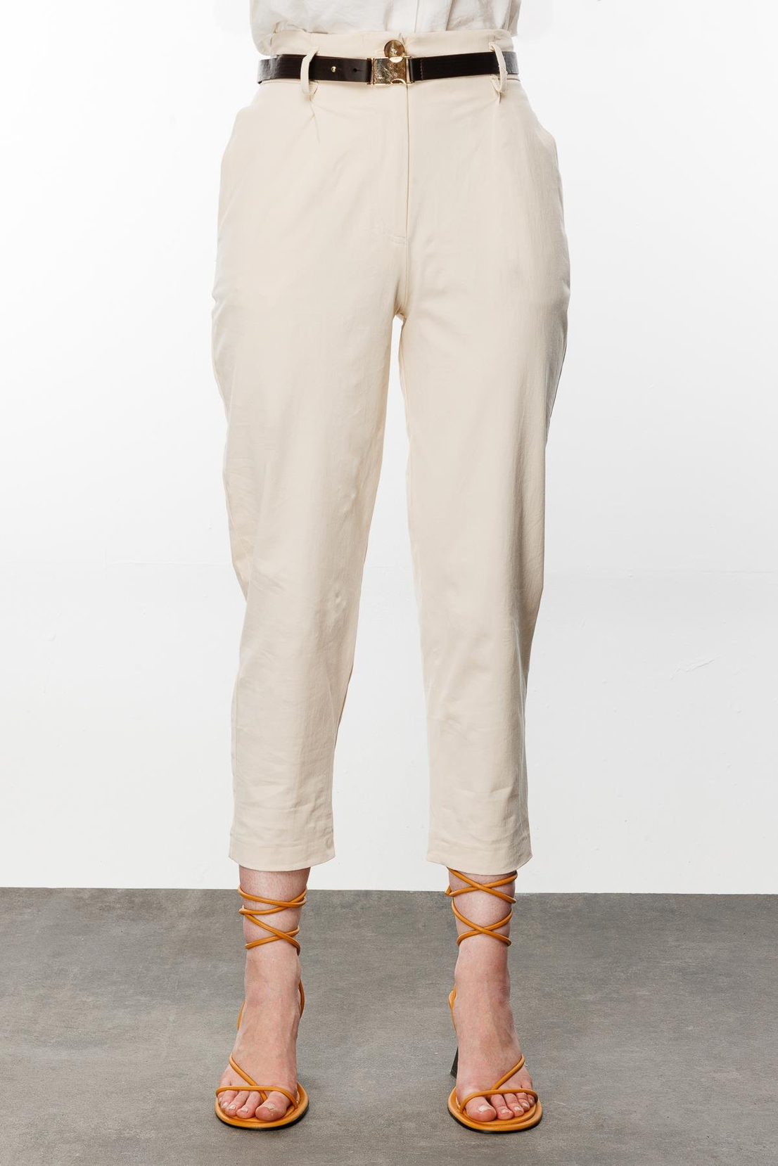 Nefeli Kemer Detay Havuç Kesim Ekru Pantolon 