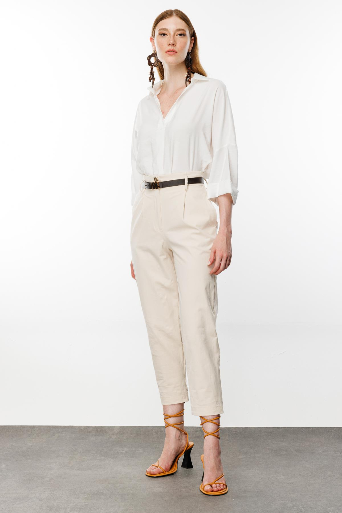 Nefeli Kemer Detay Havuç Kesim Ekru Pantolon 