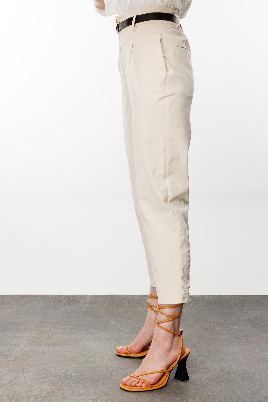 Nefeli Kemer Detay Havuç Kesim Ekru Pantolon 