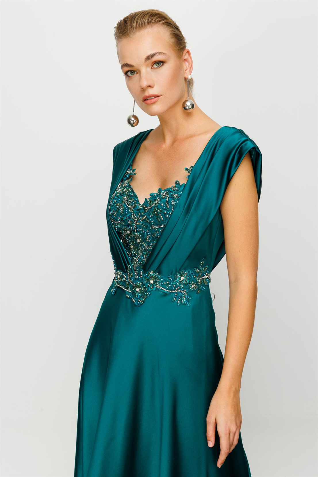 Nefeli Uzun Özel Taş İşlemeli Gece Elbisesi