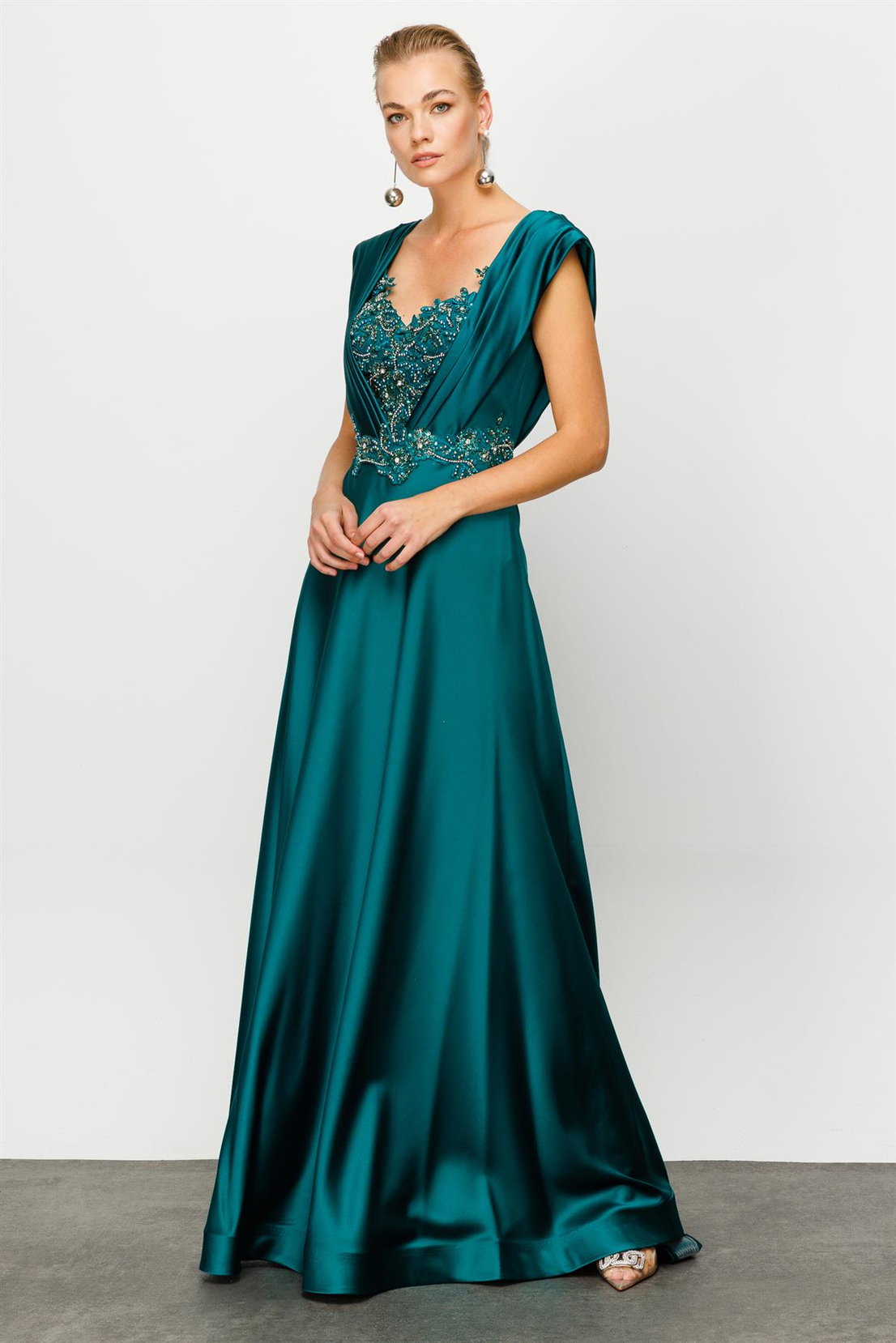 Nefeli Uzun Özel Taş İşlemeli Gece Elbisesi