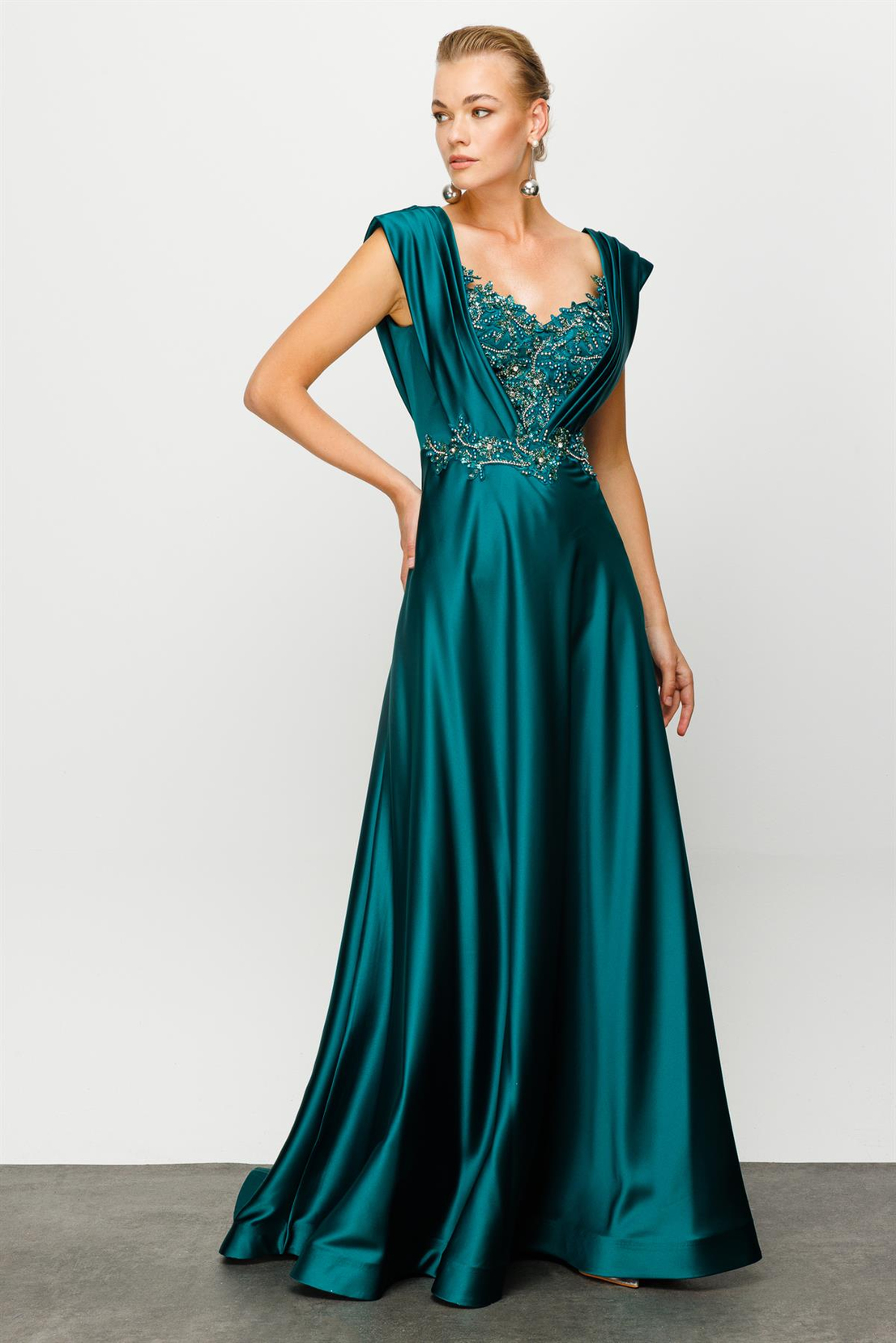 Nefeli Uzun Özel Taş İşlemeli Gece Elbisesi