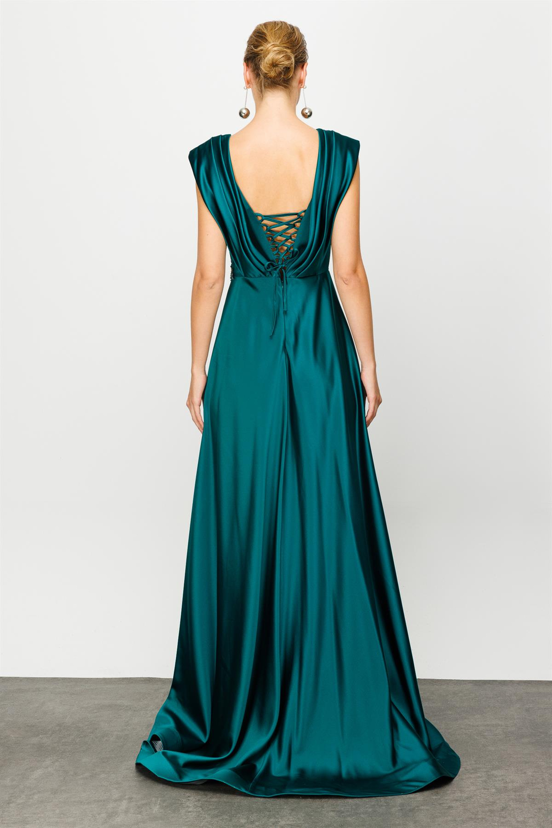 Nefeli Uzun Özel Taş İşlemeli Gece Elbisesi