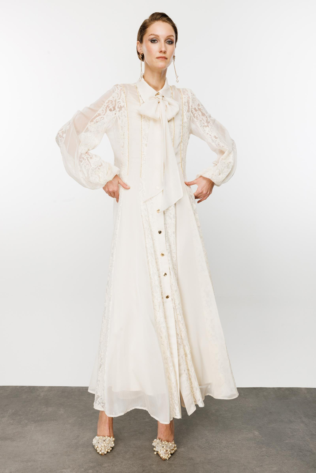 Nefeli Yaka Bağlama Detaylı Düğmeli Ekru Elbise 