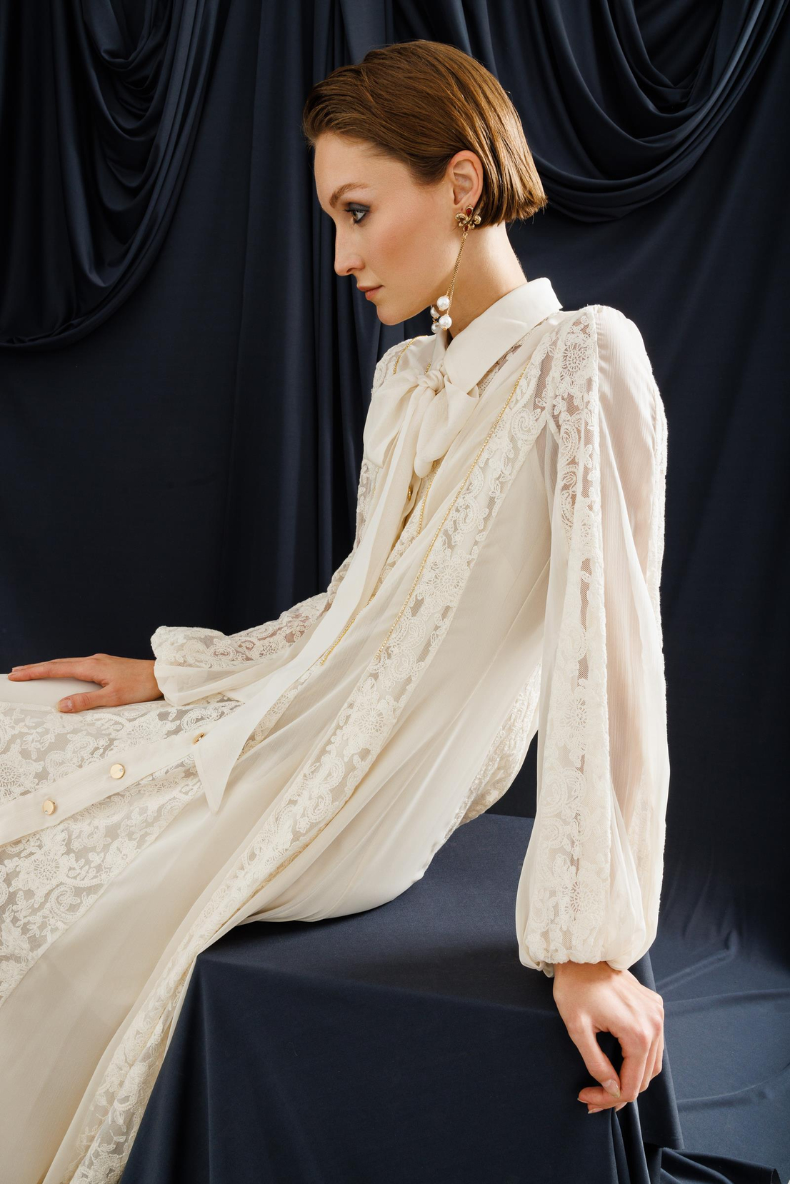 Nefeli Yaka Bağlama Detaylı Düğmeli Ekru Elbise 