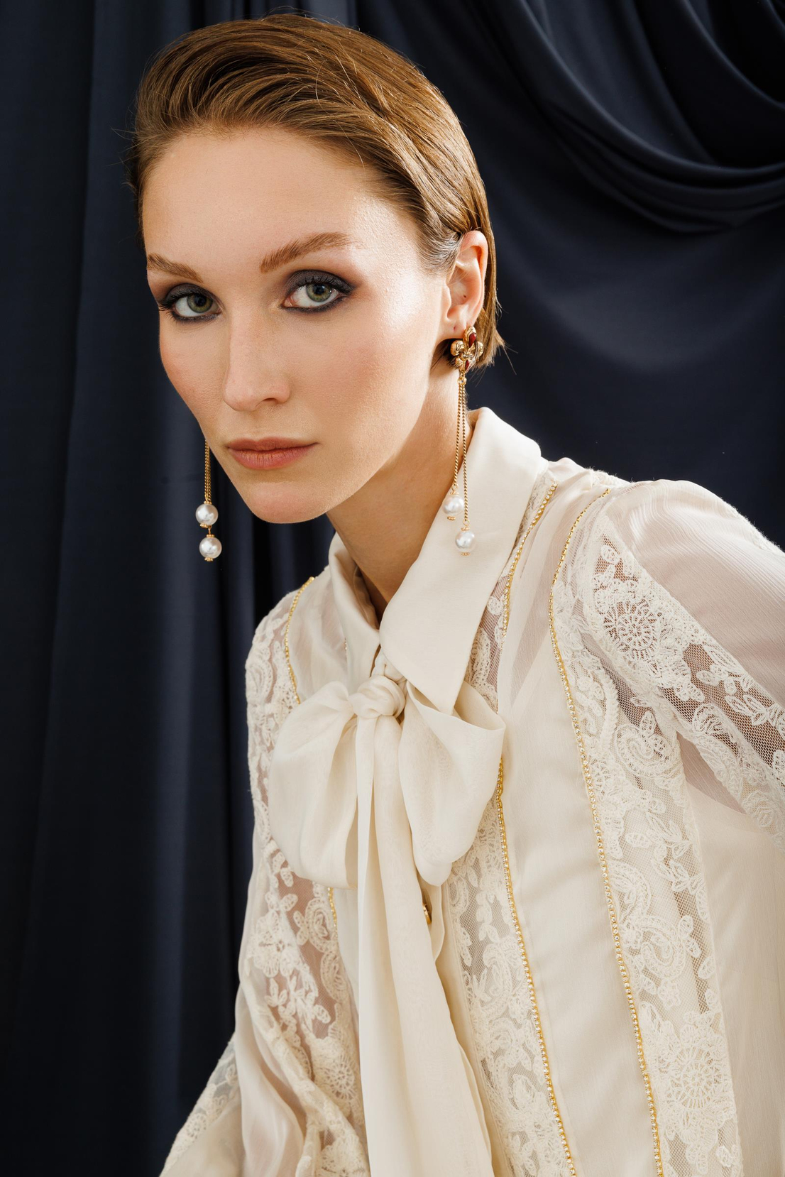 Nefeli Yaka Bağlama Detaylı Düğmeli Ekru Elbise 