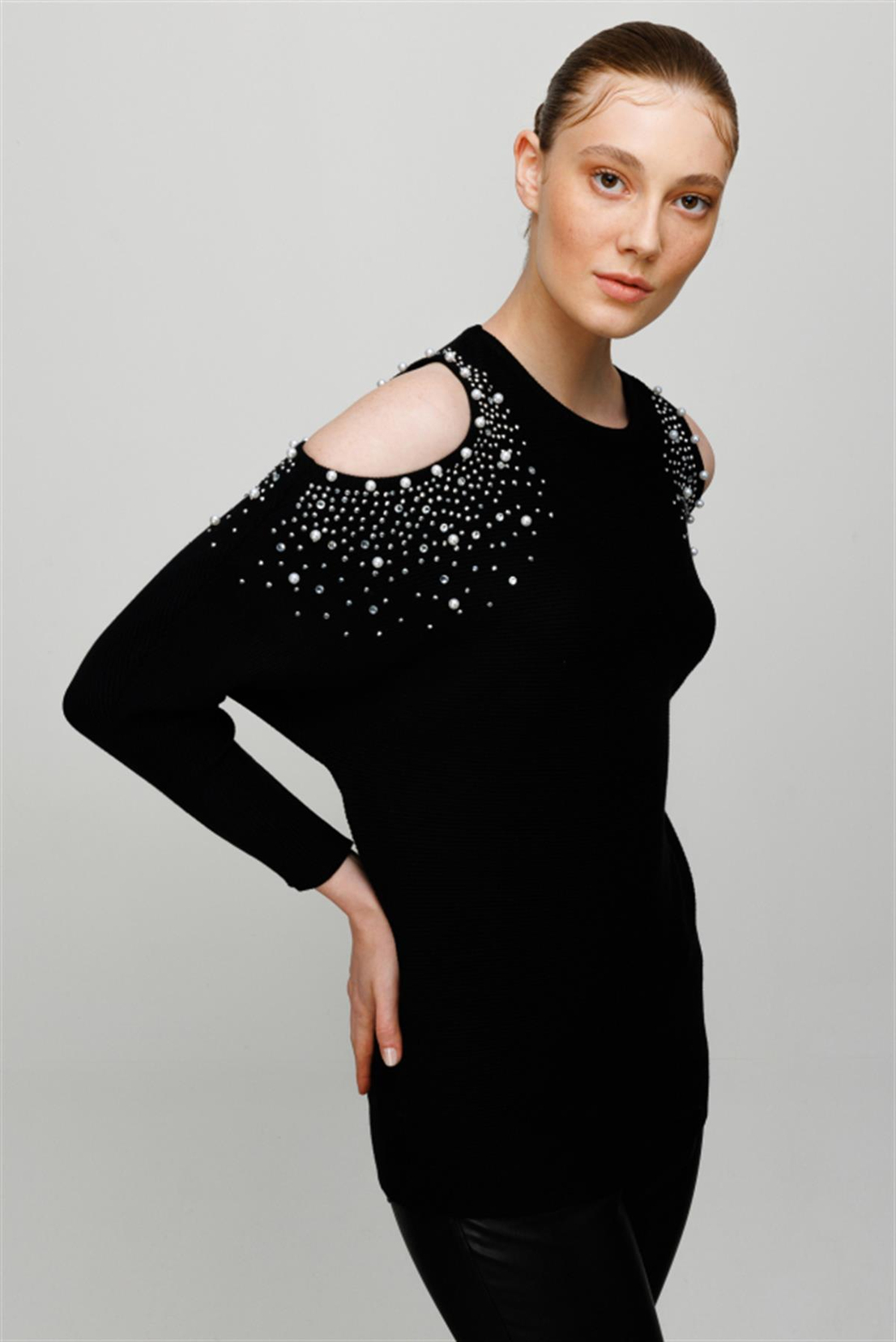 Omzu Açık Fitilli Siyah Kazak 