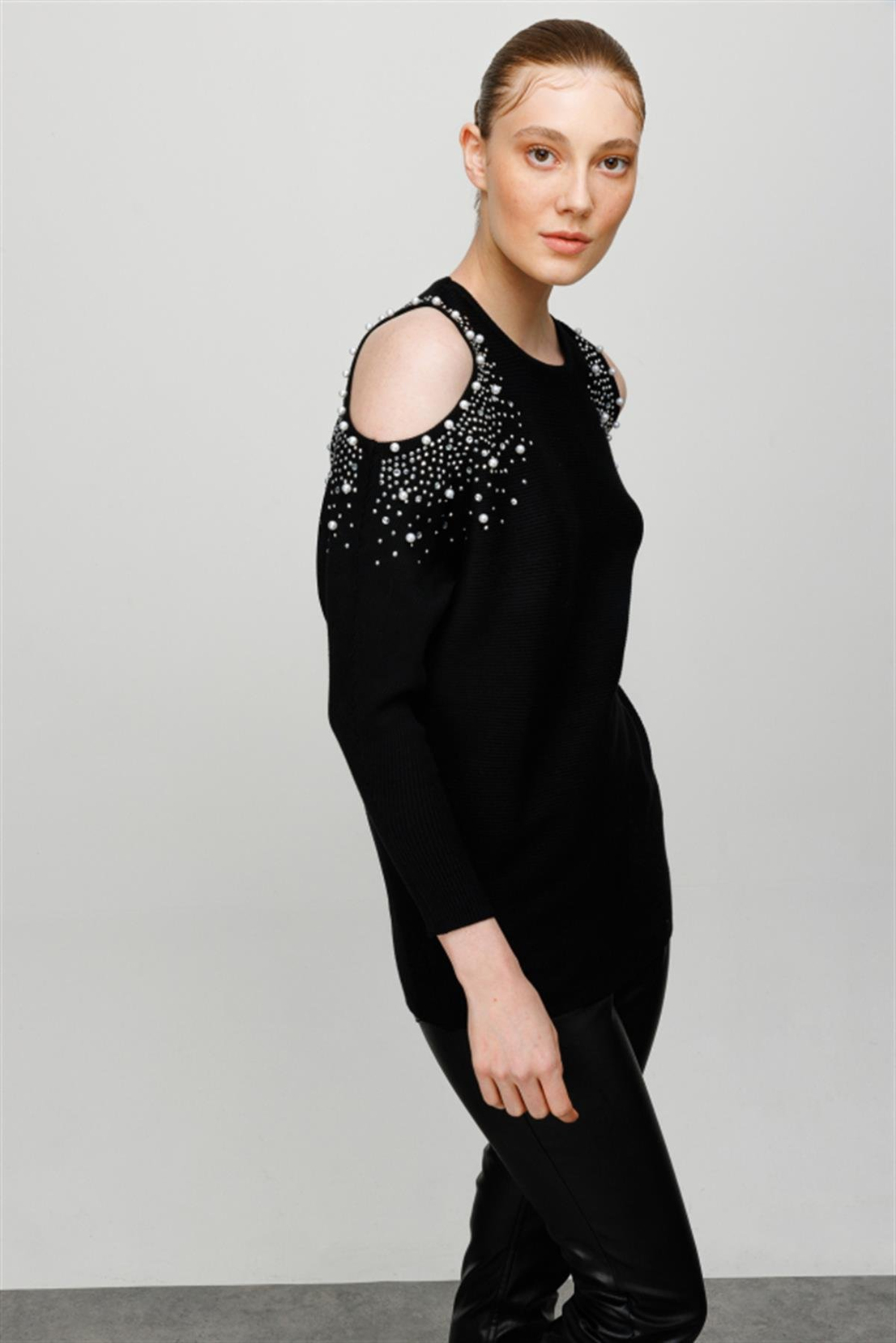 Omzu Açık Fitilli Siyah Kazak 