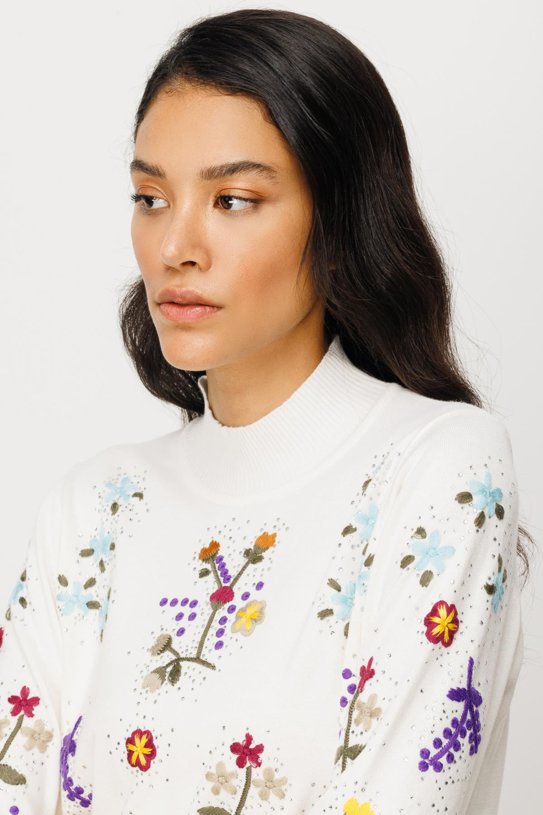 ÖNÜ ÇİÇEK NAKIŞLI DİK YAKA KAZAK EKRU