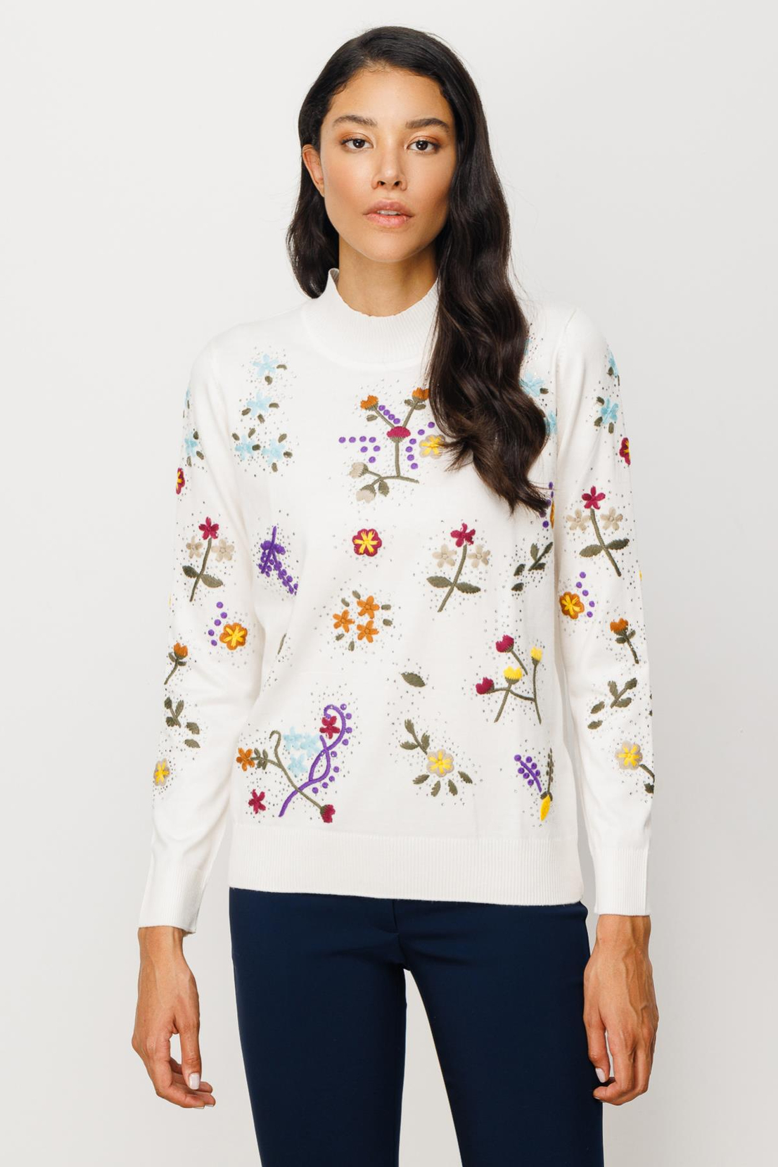 ÖNÜ ÇİÇEK NAKIŞLI DİK YAKA KAZAK EKRU