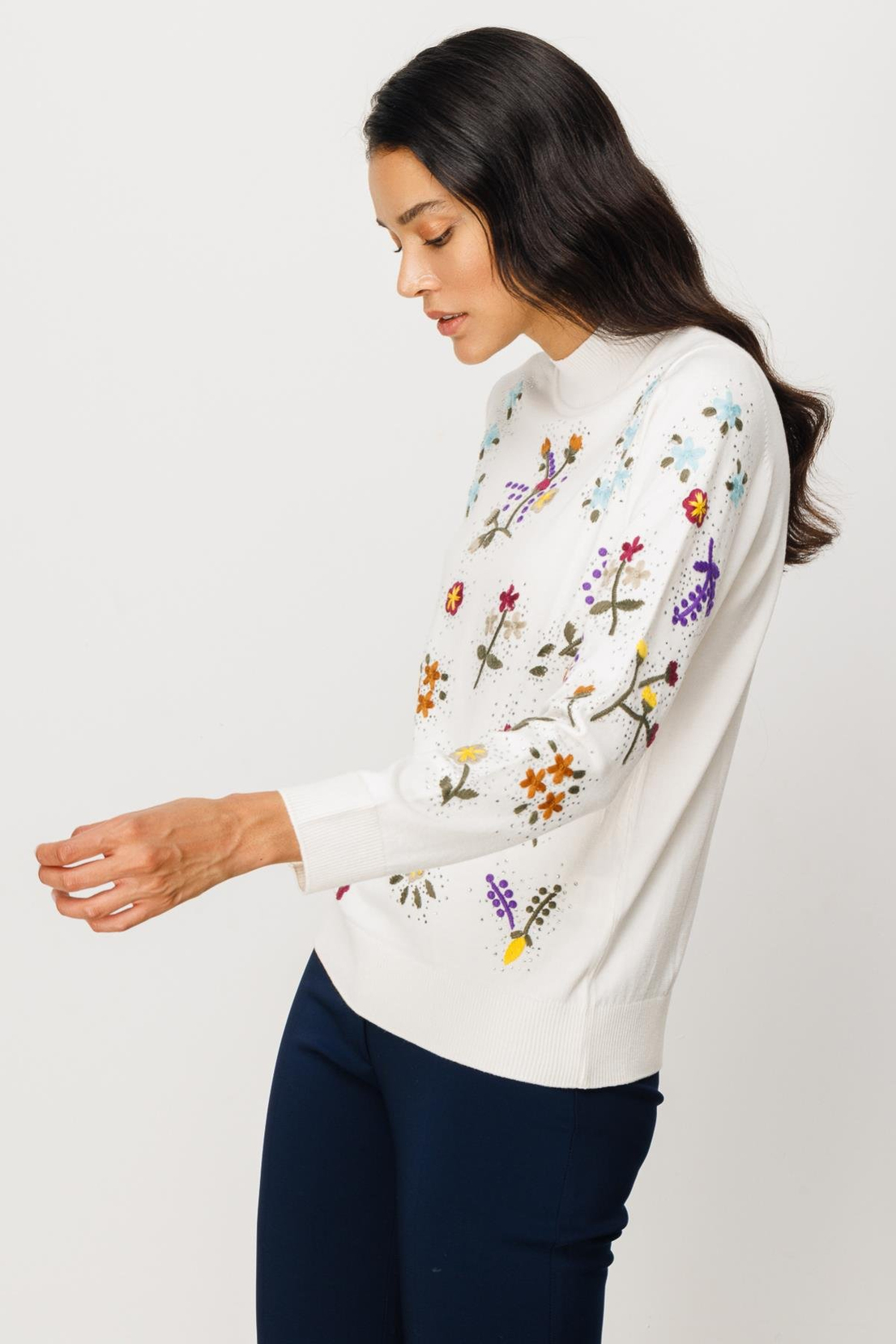 ÖNÜ ÇİÇEK NAKIŞLI DİK YAKA KAZAK EKRU