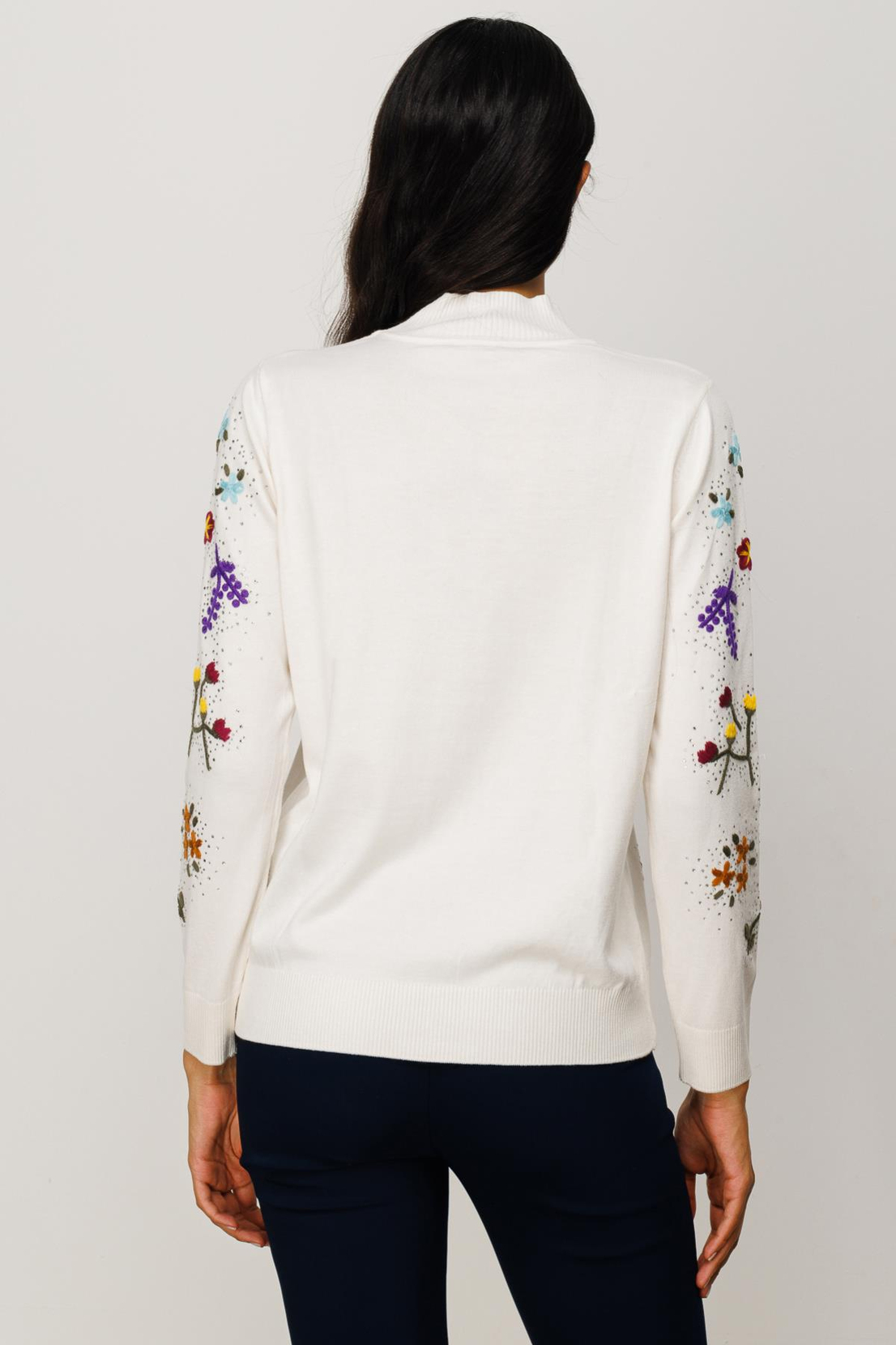 ÖNÜ ÇİÇEK NAKIŞLI DİK YAKA KAZAK EKRU