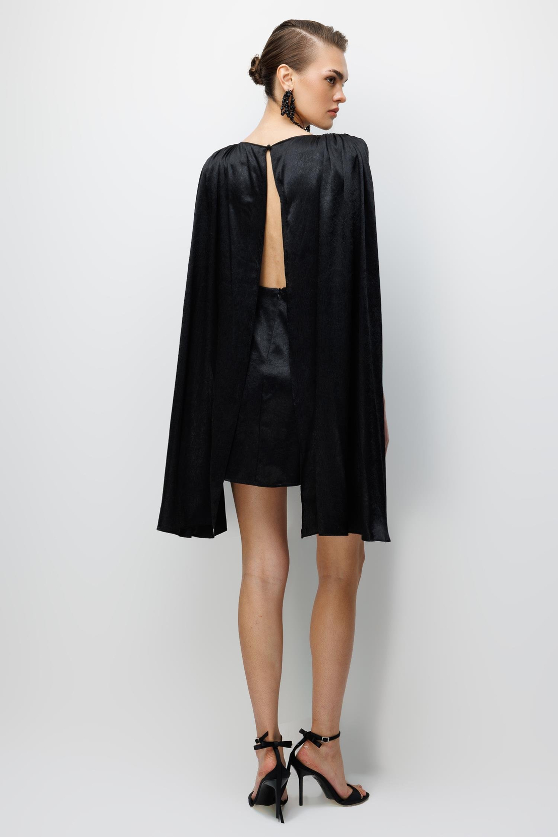 Pelerin Kol Etek Ucu İşlemeli Mini Elbise SİYAH