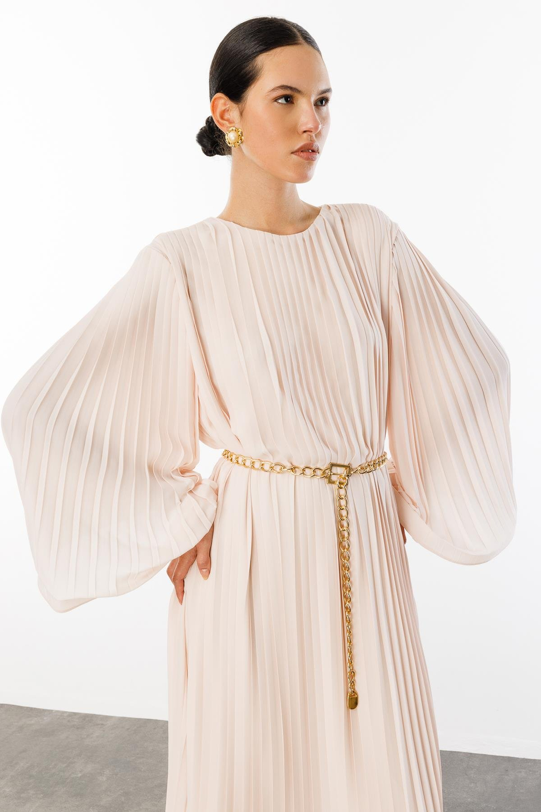 Piliseli Grenli Zincir Kemerli Elbise BEJ