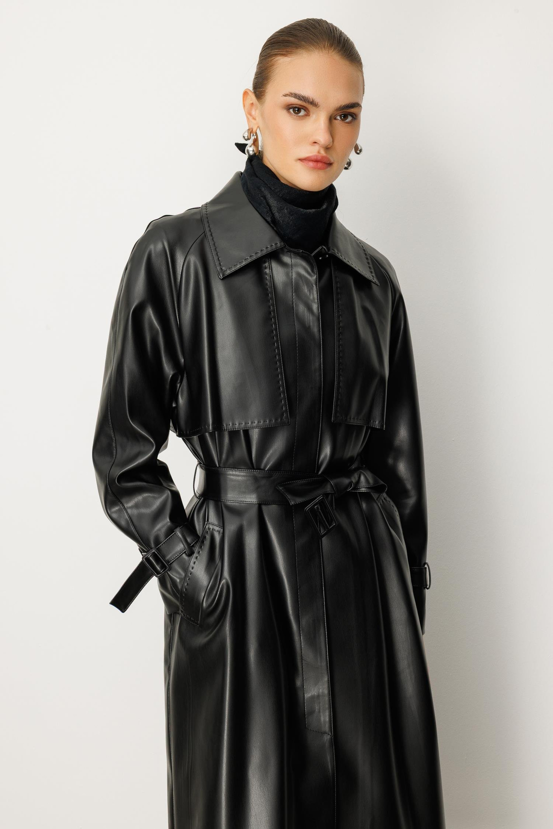 Reglan Kol Pelerin ve Punto Dikiş Detaylı Deri Trençkot SİYAH