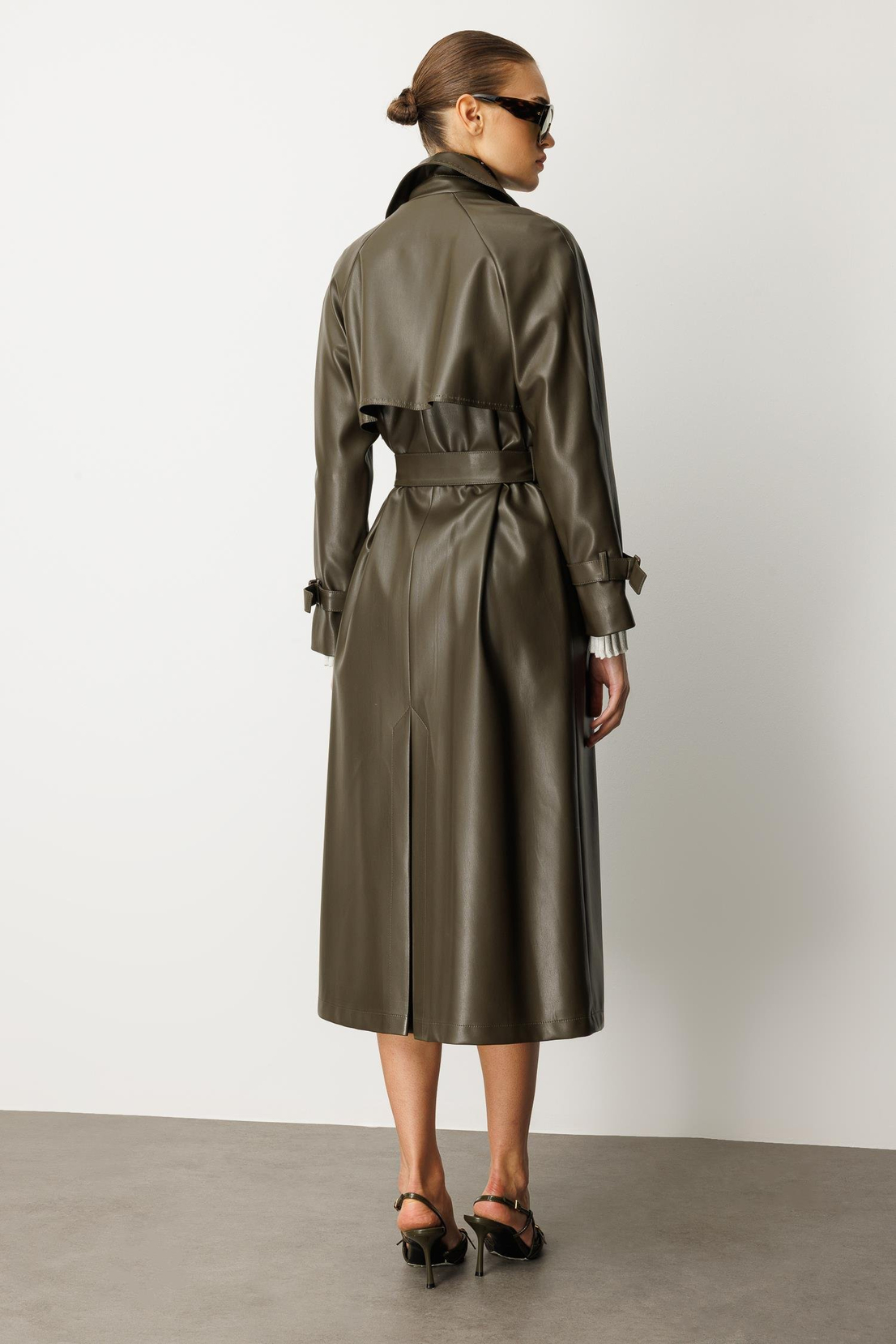 Reglan Kol Pelerin ve Punto Dikiş Detaylı Deri Trençkot HAKİ