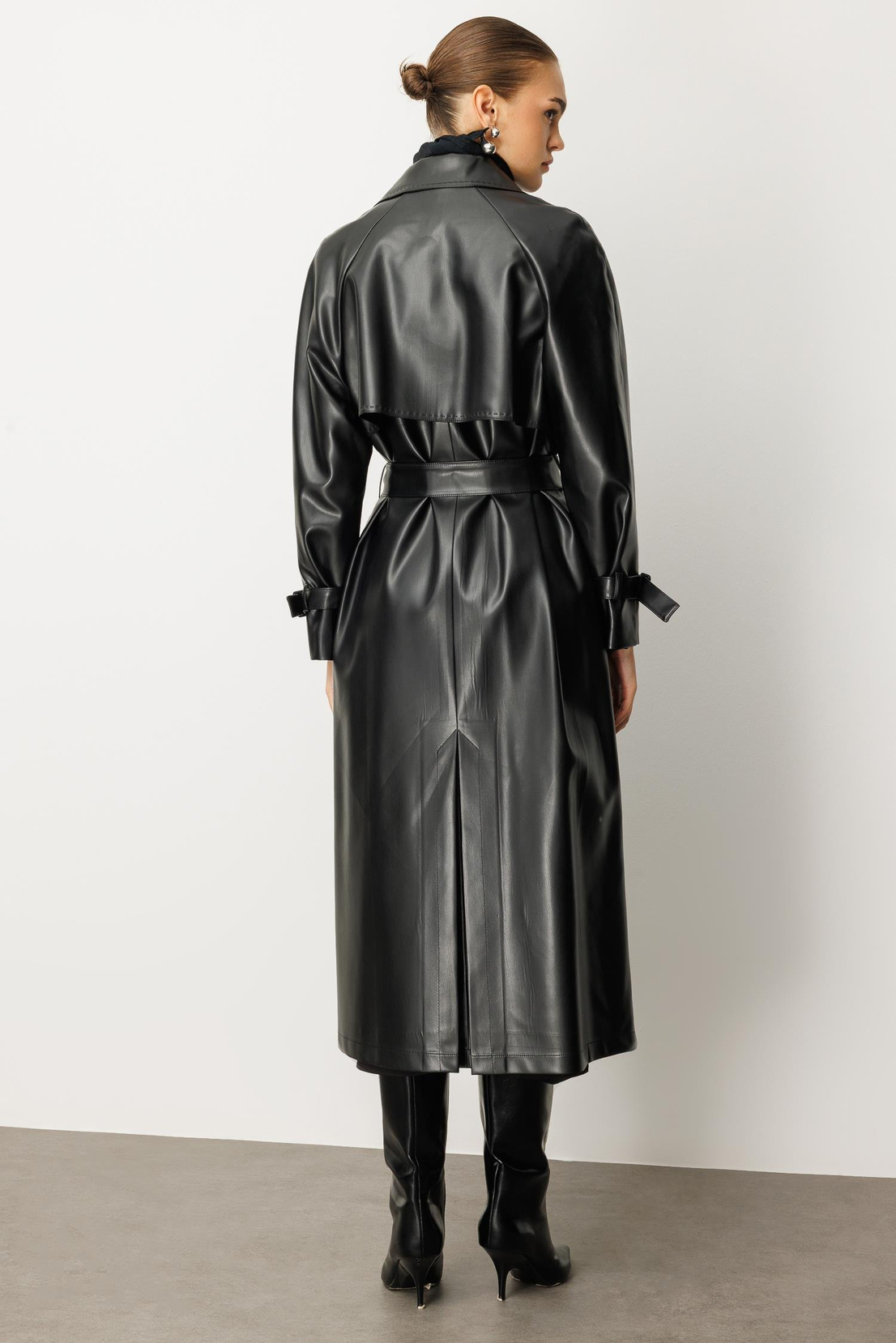 Reglan Kol Pelerin ve Punto Dikiş Detaylı Deri Trençkot SİYAH