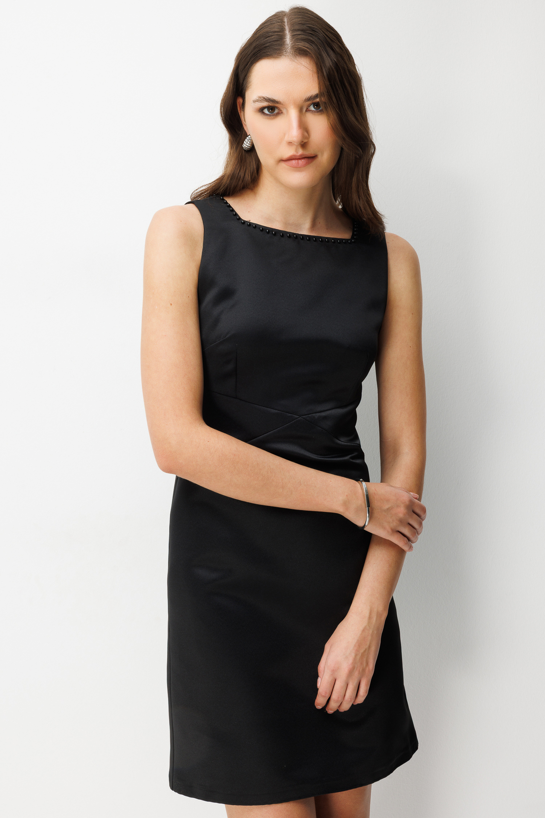 Sırt Dekolte Fiyonk Detay Mini Elbise SİYAH