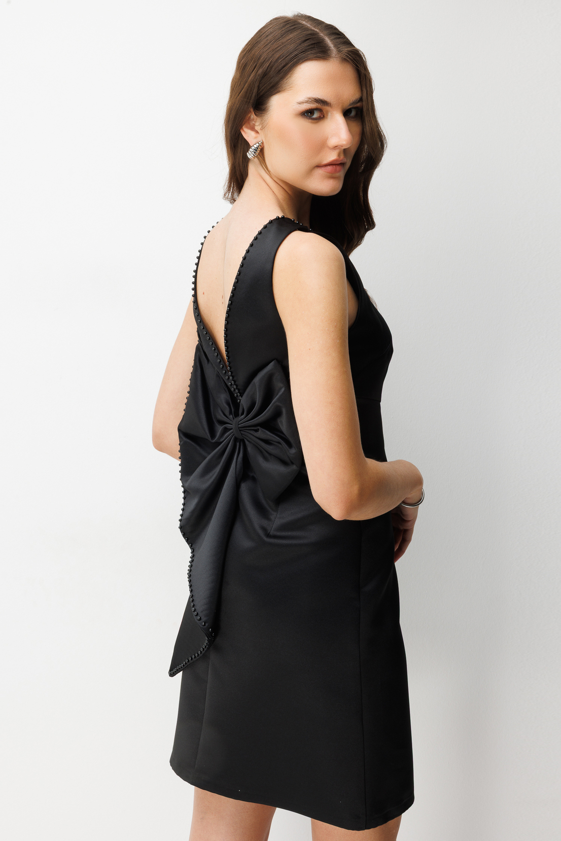 Sırt Dekolte Fiyonk Detay Mini Elbise SİYAH