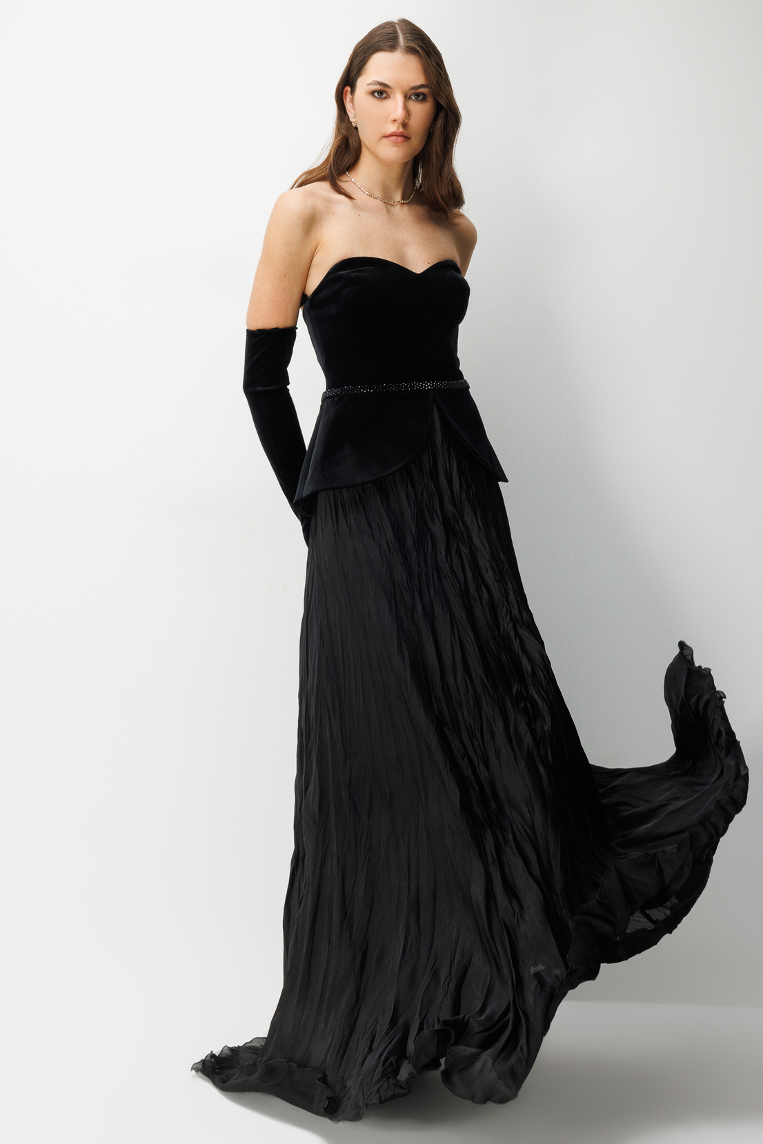 Straplez Peplum Detaylı ve Entegre Eldivenli Maxi  Abiye SİYAH