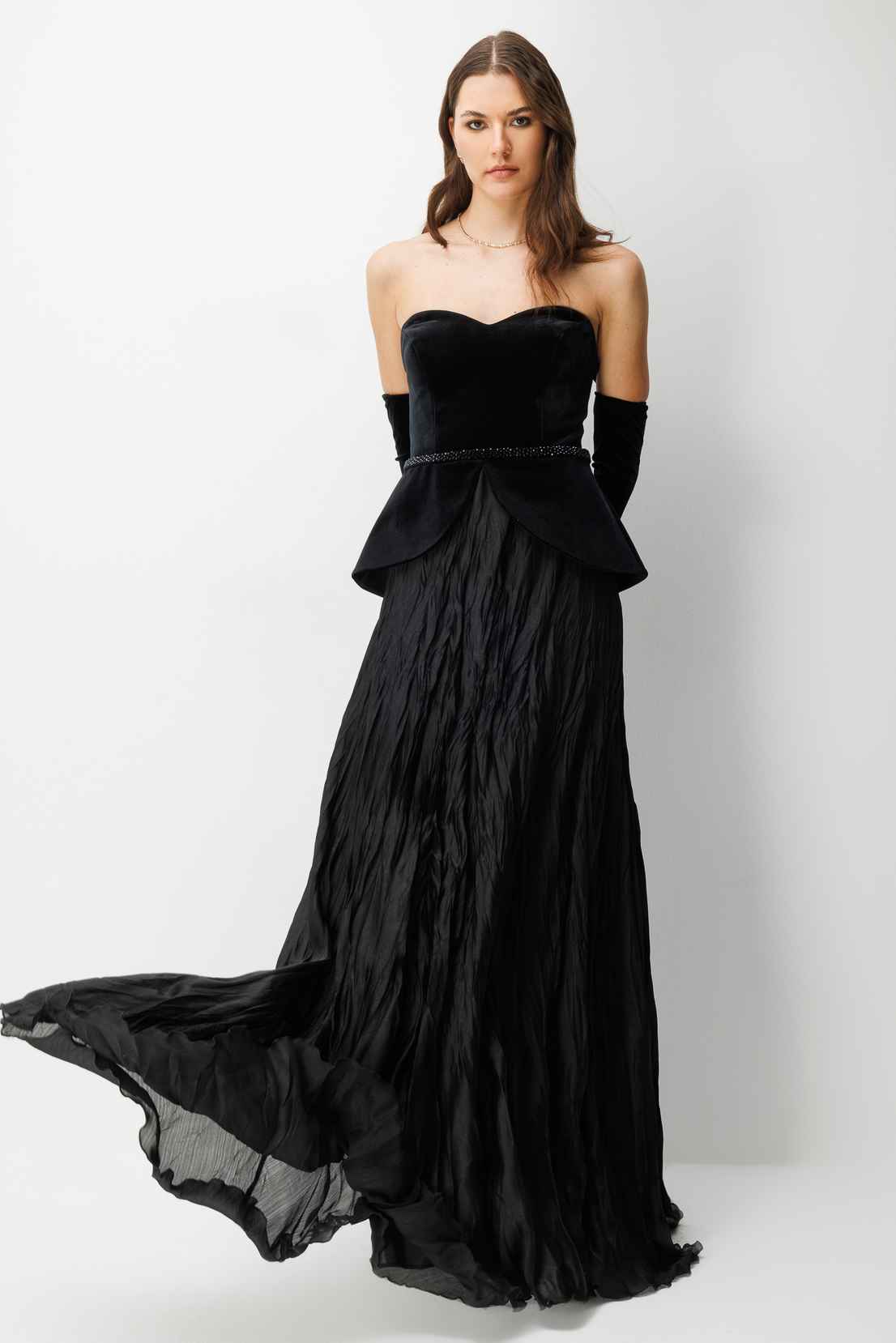 Straplez Peplum Detaylı ve Entegre Eldivenli Maxi  Abiye SİYAH