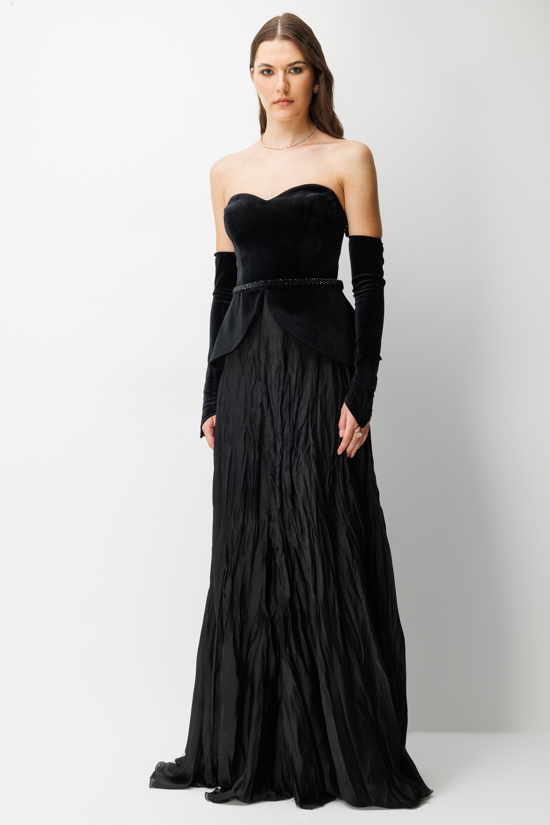 Straplez Peplum Detaylı ve Entegre Eldivenli Maxi  Abiye SİYAH